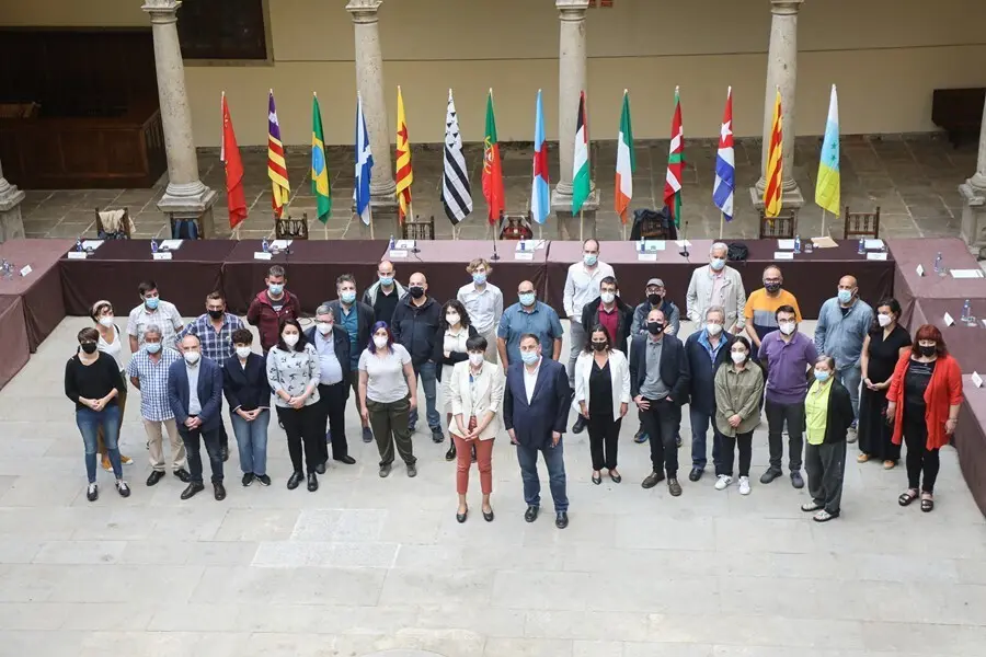 La portavoz nacional del Bloque Nacionalista Galego (BNG), Ana Pont&oacute;n (centro) y el presidente de ERC, Oriol Junqueras (centro), en el acto de recepci&oacute;n a las fuerzas invitadas a participar en el 'D&iacute;a da Patria'