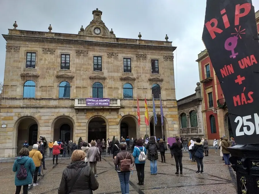 Archivo - Imagen de archivo del minuto de silencio en la plaza Mayor de Gij&oacute;n con motivo del D&iacute;a Internacional contra la Violencia de G&eacute;nero
