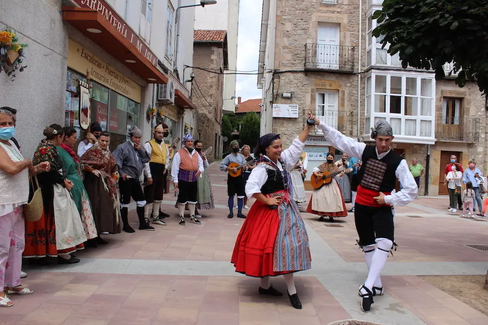 La m&uacute;sica c&aacute;ntabra y los bailes fueron un atractivo para los turistas que se acercaron al mercado campurriano. / ALERTA