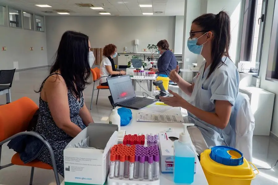 La b&uacute;squeda de 50.000 voluntarios entre c&aacute;ntabros de 40 a 70 a&ntilde;os contin&uacute;a para tener la muestra poblacional que d&eacute; las pistas de cu&aacute;les son los h&aacute;bitos de vida que van a ayudar a los profesionales sanitarios a encontrar las claves para prevenir antes de tener que curar. "Cohorte Cantabria" es el reto que ha iniciado el Instituto de Investigaci&oacute;n Valdecilla (Idival) con el Hospital Marqu&eacute;s de Valdecilla para tener una muestra "dif&iacute;cil" de lograr pero "con esperanza de conseguir" porque supondr&iacute;a contar con 1 de cada 5 habitantes de esa franja de edad. EFE/ROM&Aacute;N G. AGUILERA