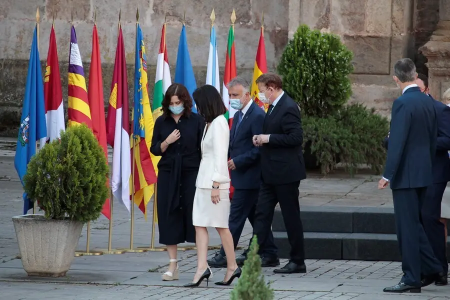 Archivo - Seguidas del presidente de Canarias, &Aacute;ngel V&iacute;ctor Torres y del de la Generalitat valenciana, Ximo Puig, la presidenta de la Comunidad de Madrid, Isabel D&iacute;az Ayuso conversa con la presidenta del Senado, Pilar Llop, tras hacerse  la foto de famili