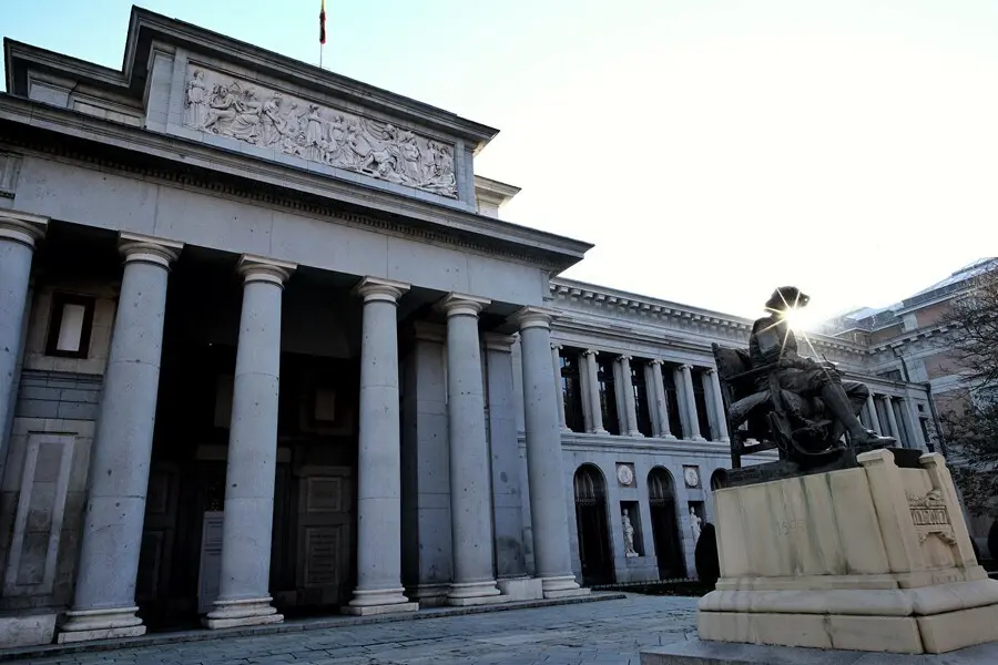 Archivo - La estatua de Vel&aacute;zquez frente al Museo del Prado, en el Paseo del Prado 