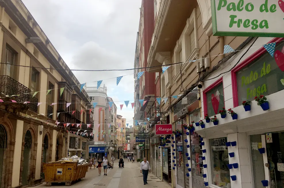 Varias personas por la calle Seraf&iacute;n Escalante de Torrelavega. / S. D&Iacute;AZ