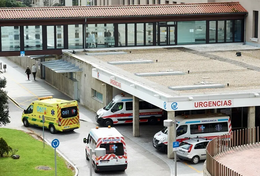 Archivo - Aparcamiento de Urgencias del Hospital Universitario Marqu&eacute;s de Valdecilla.- Archivo