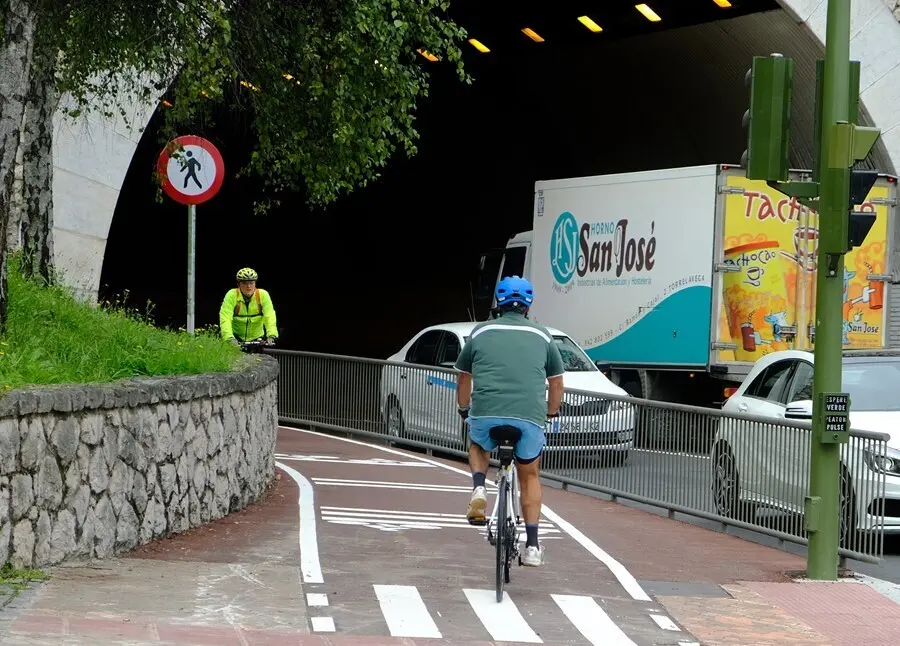 Archivo - Carril bici que pasa por el t&uacute;nel Tetu&aacute;n .- Archivo