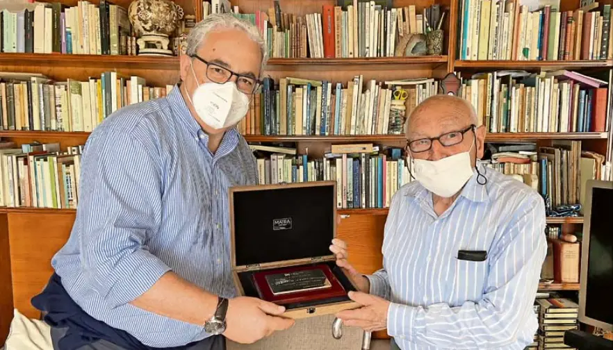 Javier Hern&aacute;ndez de Sande entrega la placa conmemorativa al doctor Manuel de la Sierra Fern&aacute;ndez. / ALERTA