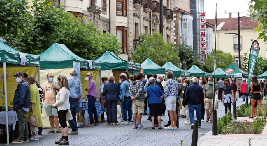 Buen ambiente ayer en el Mercado Campurriano de Reinosa. / ALERTA