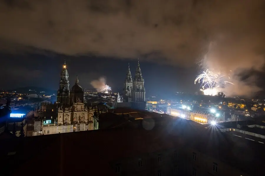 Fuegos del Apostol lanzados por la celebraci&oacute;n del D&iacute;a de Galicia en Santiago de Compostela, A Coru&ntilde;a (Galicia), a 24 de julio de 2021