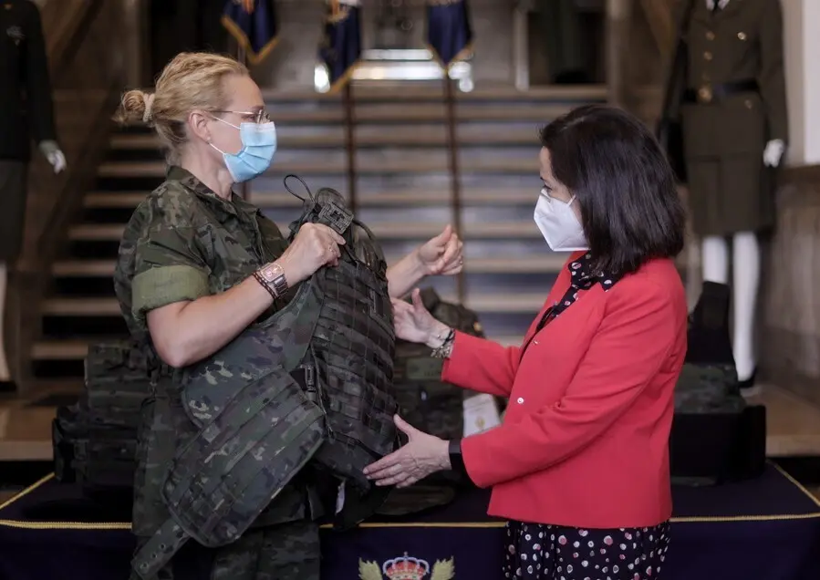 La ministra de Defensa, Margarita Robles en la presentaci&oacute;n del nuevo chaleco antifragmentos adaptado a la morfolog&iacute;a femenina