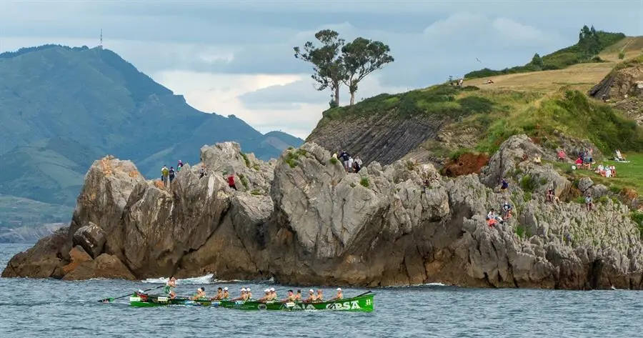 La tripulaci&oacute;n de Hondarribia, en el largo de vuelta ayer en aguas de Castro Urdiales. / Rom&aacute;n Aguilera