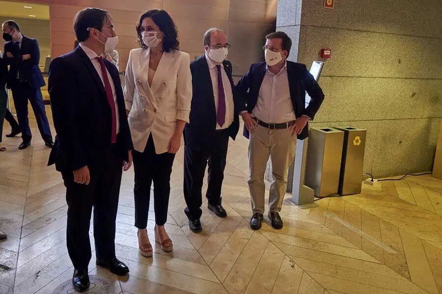 (I-D) La presidenta de la Comunidad de Madrid, Isabel D&iacute;az Ayuso; el ministro de Cultura y Deporte, Miquel Iceta, y el alcalde de Madrid, Jos&eacute; Luis Mart&iacute;nez-Almeida, asisten a la retransmisi&oacute;n del 44&ordm; Comit&eacute; de Patrimonio Mundial de la Unesco