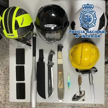 Cascos y armas intervenidos