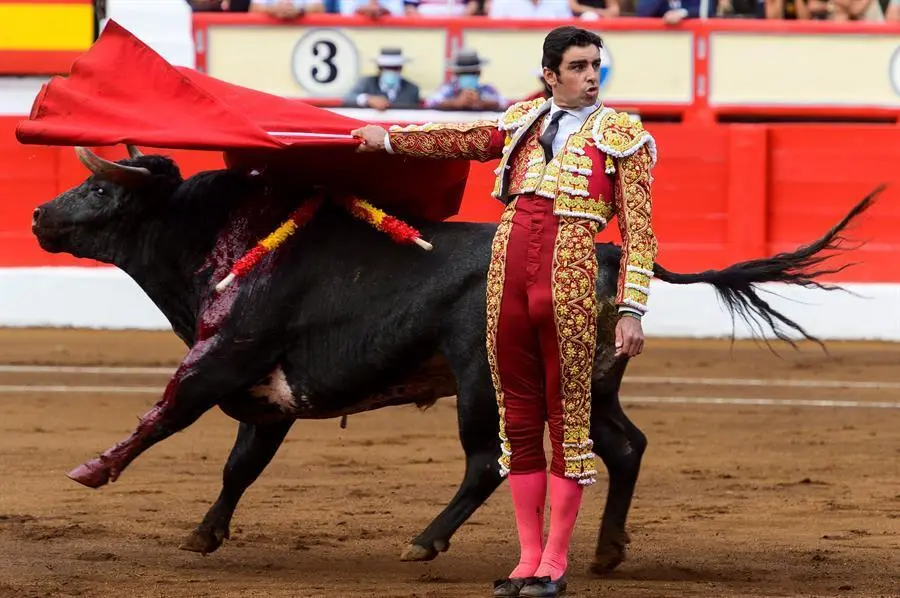 El diestro Miguel &Aacute;ngel Perera en su faena durante la cuarta de la Feria Taurina de Santiago que se ha celebrado hoy domingo en la plaza Cuatrocaminos de Santander, compartiendo cartel con Paco Ure&ntilde;a y el peruano Roca Rey, lidiando reses de La Quinta. EFE/Pedro Puente Hoyos.