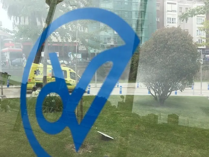 Una ambulancia se dirige a la zona de Urgencias del Hospital Valdecilla. / S. D&iacute;az