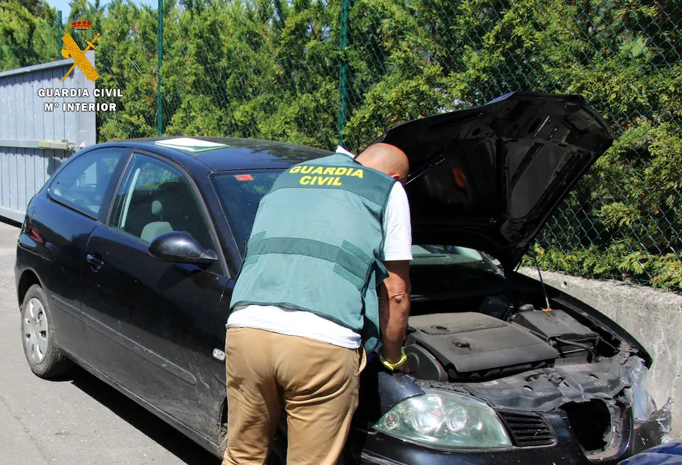 El veh&iacute;culo accidentado fue encontrado escondido en una pista forestal pr&oacute;xima. / OPC