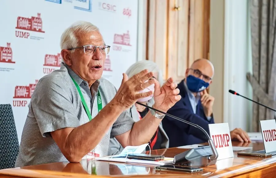 El Alto Representante de la Uni&oacute;n para Asuntos Exteriores y Pol&iacute;tica de Seguridad, Josep Borrell; la vicesecretaria general de la UIMP, Carmen Losa, y el exprimer ministro italiano Enrico Letta