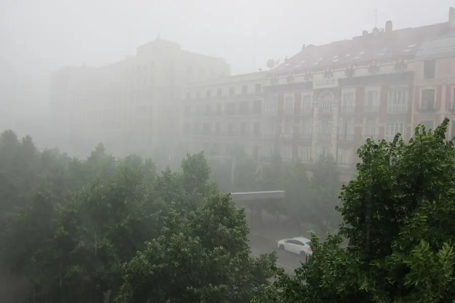 Archivo - Los bomberos de Zaragoza reciben unos 50 avisos por la fuerte tormenta ca&iacute;da esta tarde en la ciudad.