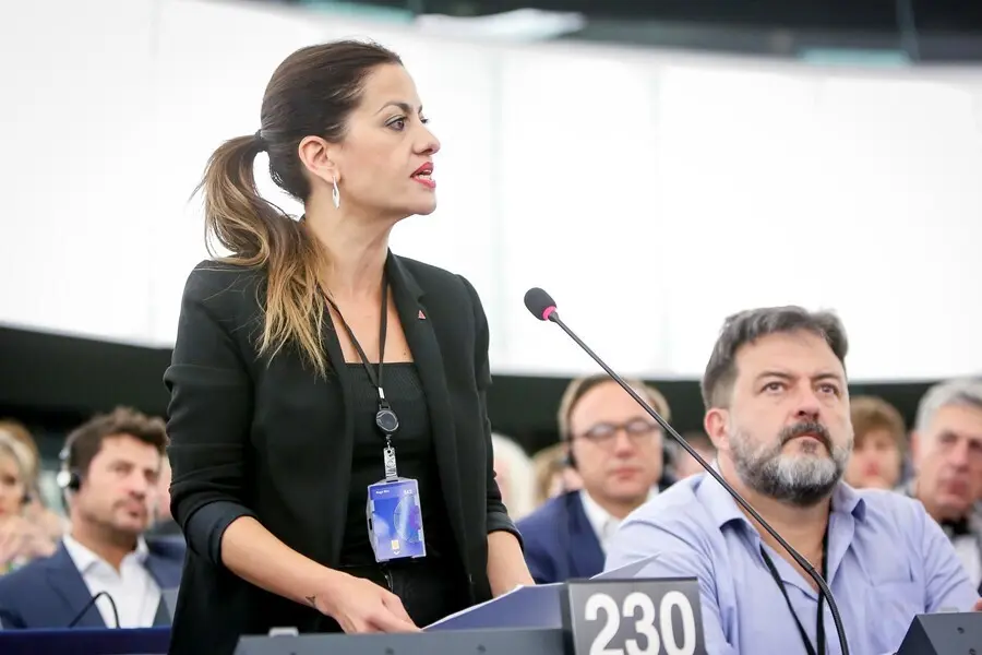 Archivo - Imagen de recurso de la eurodiputada y portavoz de IU Sira Rego, junto al tambi&eacute;n europarlamentario Manu Pineda.