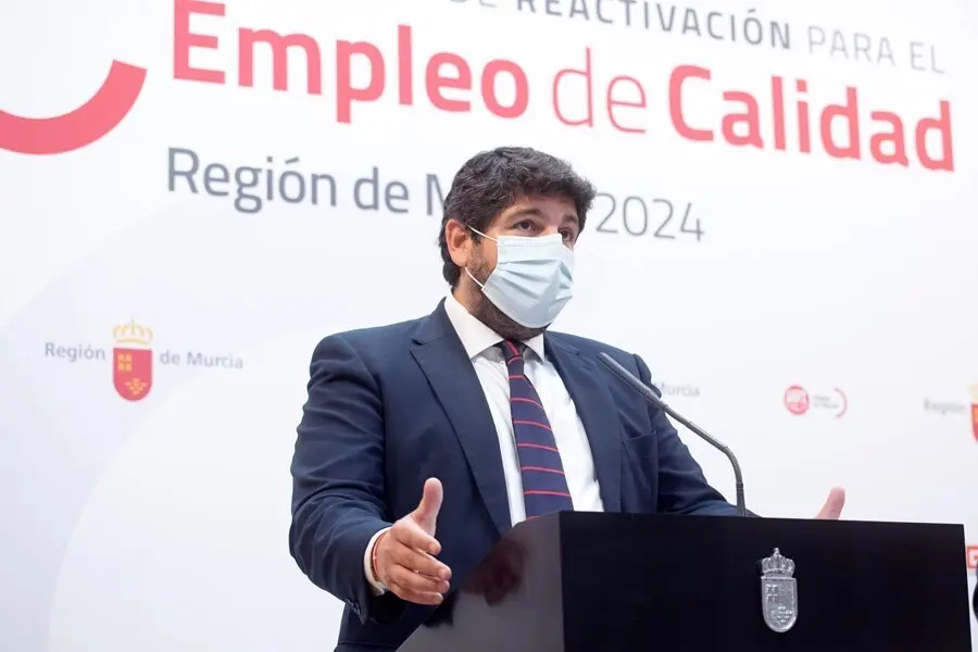 Archivo - El presidente Fernando L&oacute;pez Miras firma la Estrategia de Reactivaci&oacute;n para el Empleo de Calidad de la Regi&oacute;n de Murcia 2021-2024 junto a la patronal CROEM y los sindicatos UGT y CCOO