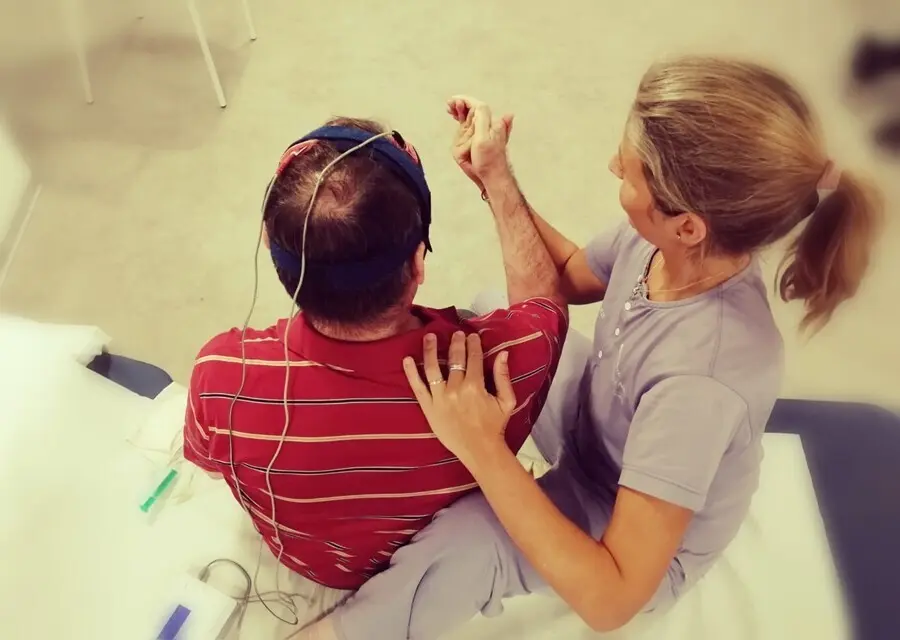 La estimulaci&oacute;n transcraneal por corriente directa combinada con realidad virtual mejora la rehabilitaci&oacute;n del miembro superior en ictus cr&oacute;nico