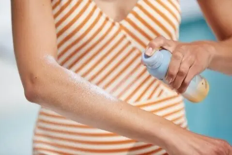 Mujer usando protecci&oacute;n solar.