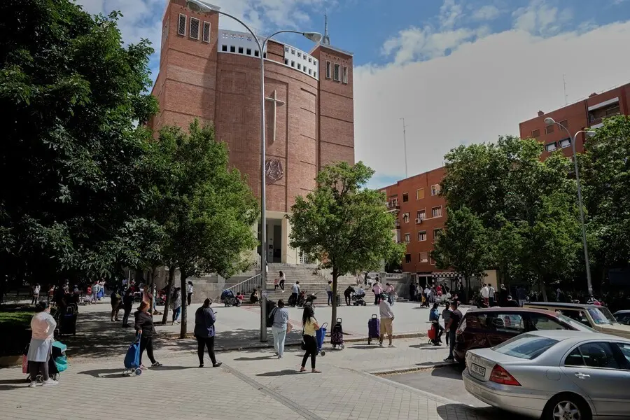 Archivo - Decenas de mujeres esperan en las inmediaciones de la Parroquia Santa Mar&iacute;a Micaela y San Enrique para recibir alimentos de la Fundaci&oacute;n Madrina.