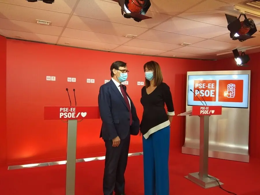 El presidente del Grupo Socialista en el Parlament, Salvador Illa, y la secretaria general del PSE-EE, Idoia Mendia.