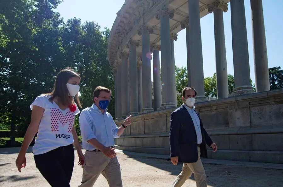 La delegada de Cultura, Andrea Levy; el alcalde de Madrid, Jos&eacute; Luis Mart&iacute;nez-Almeida; y el delegado de Medio Ambiente y Movilidad, Borja Carabante, a su llegada al Retiro un d&iacute;a despu&eacute;s de que la UNESCO lo haya declarado Patrimonio Mundial