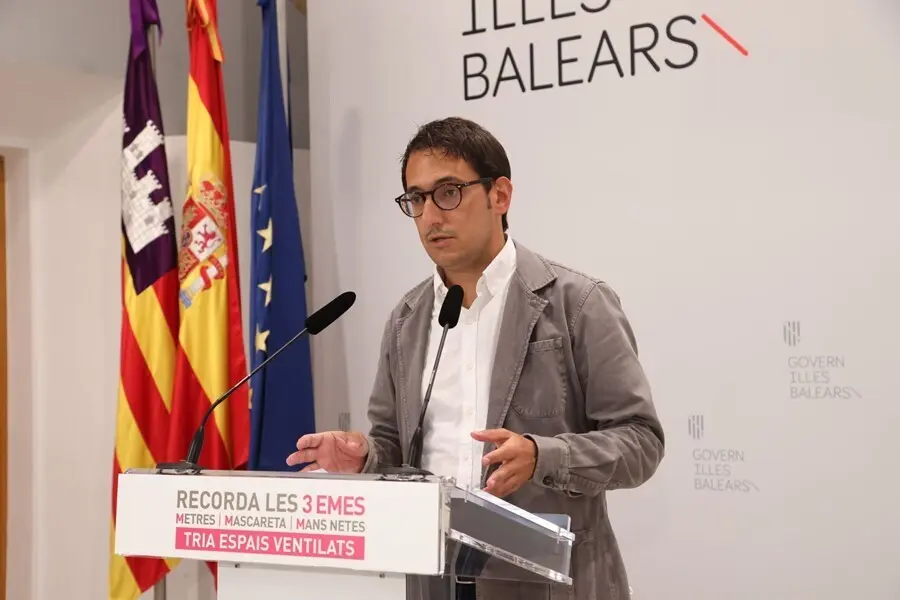 Archivo - El portavoz del Govern, Iago Negueruela, durante una rueda de prensa.