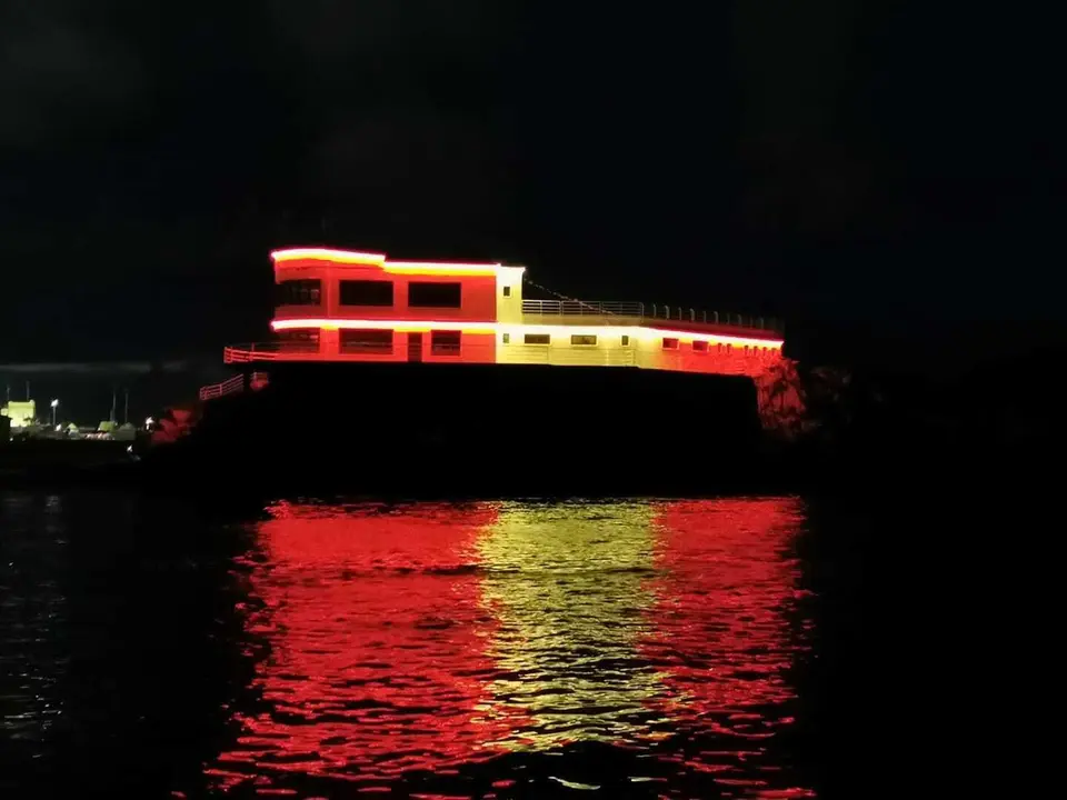 Vista de la Isla de Torre iluminada en la bah&iacute;a de Santander. / ALERTA