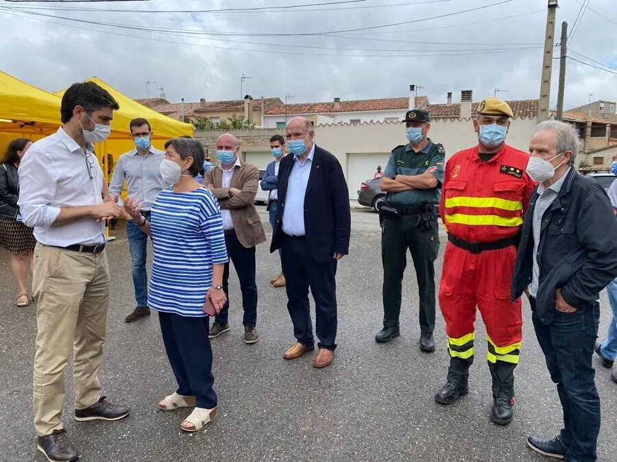 La delegada del Gobierno en Catalunya, Teresa Cunillera, con el vicepresidente del Govern, Jordi Puigner&oacute;, en el centro de mando del incendio de Santa Maria de Queralt (Tarragona).