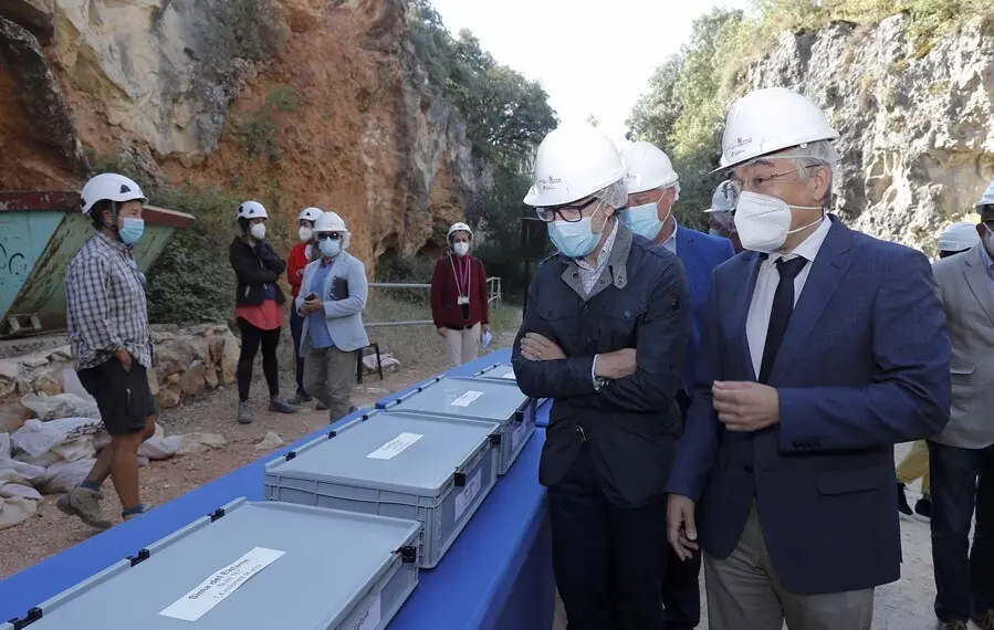 Elconsejero de Cultura en los yacimientos de Atapuerca.