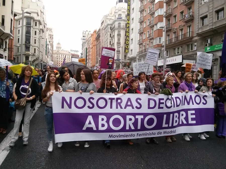 Archivo - Manifestantes en una movilizaci&oacute;n por el aborto libre en Madrid