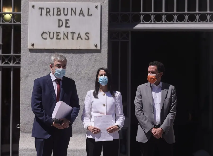 Archivo - La presidenta de Ciudadanos, In&eacute;s Arrimadas, junto al vicesecretario general de partido Edmundo Bal y el l&iacute;der de Cs en el Parlamento Europeo, Luis Garicano, ante el Tribunal de Cuentas.