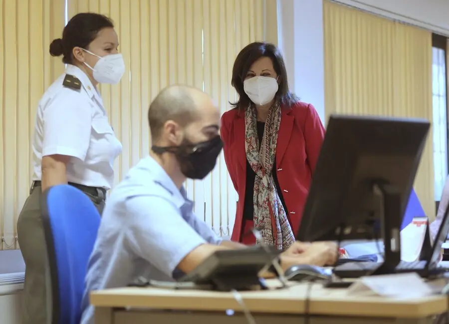 La ministra de Defensa, Margarita Robles, durante su visita a la Secci&oacute;n de Vigilancia Epidemiol&oacute;gica de la Base A&eacute;rea de Torrej&oacute;n