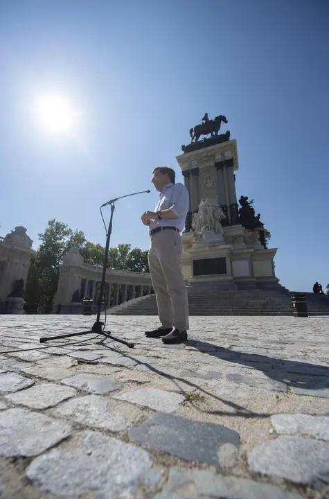 El alcalde de Madrid, Jos&eacute; Luis Mart&iacute;nez-Almeida, interviene en una rueda de prensa convocada en los jardines de El Buen Retiro un d&iacute;a despu&eacute;s de que la UNESCO lo haya declarado Patrimonio Mundial  