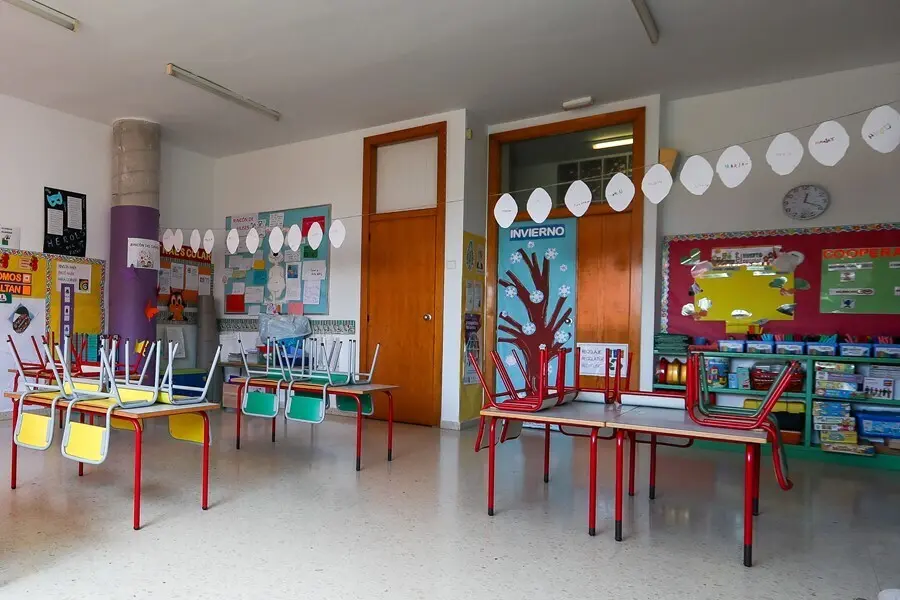Archivo - Mesas y sillas recogidas en un aula del Centro de Educaci&oacute;n Infantil La Gacela, en Valencia