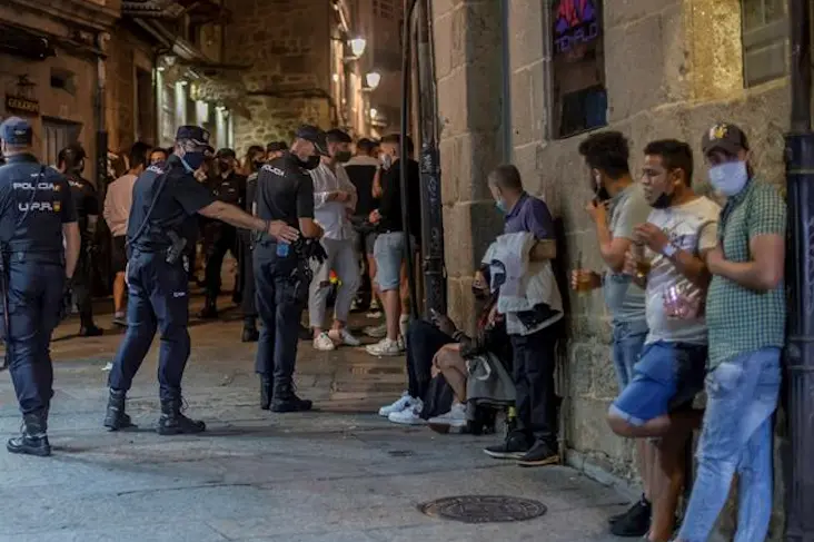 Varios polic&iacute;as durante la patrulla. / EFE