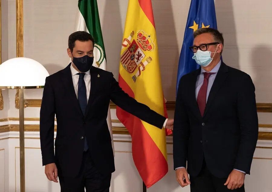 Archivo - El presidente de la Junta, Juanma Moreno (i), durante la reuni&oacute;n que mantuvo con el portavoz del grupo parlamentario de Vox , Manuel Gavira (d) el 15 de junio de 2021
