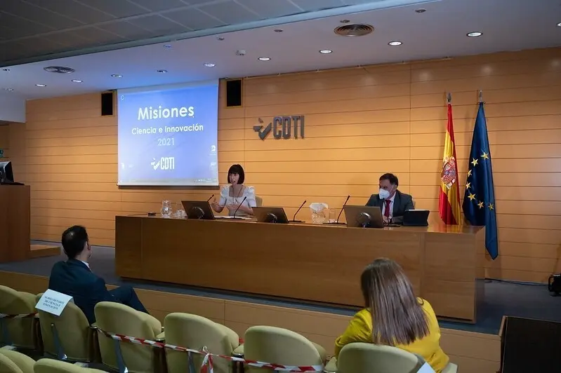 La ministra de Ciencia e Innovaci&oacute;n, Diana Morant, junto al director del CDTI, Javier Ponce, en la presentaci&oacute;n este lunes de la convocatoria de 2021 del Programa Misiones Ciencia e Innovaci&oacute;n que gestiona el CDTI