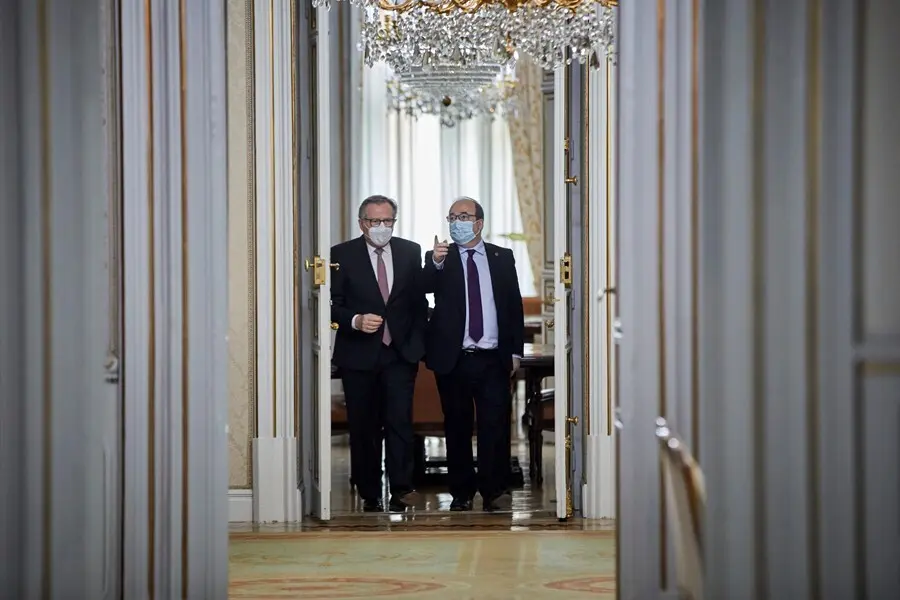 Archivo - El ministro de Pol&iacute;tica Territorial y Funci&oacute;n P&uacute;blica, Miquel Iceta (d), durante un encuentro con  el presidente de la Ciudad Aut&oacute;noma de Melilla, Eduardo de Castro Gonz&aacute;lez (i), en la sede del Ministerio, en Madrid (Espa&ntilde;a), a 30 de marzo de 20