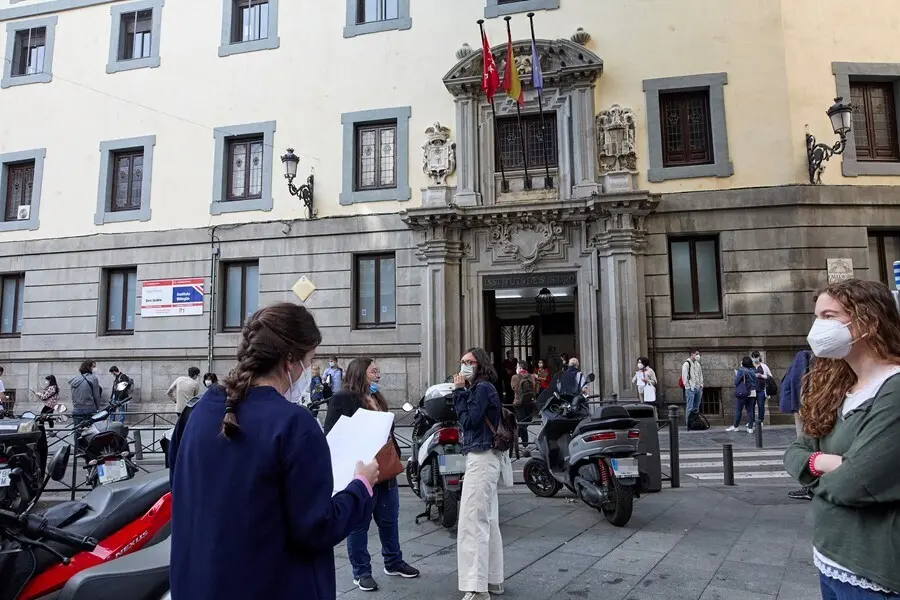 Archivo - Una chica repasa los apuntes, en las puertas del Instituto San Isidro, donde se va a realizar el examen de oposici&oacute;n de Educaci&oacute;n Secundaria, Formaci&oacute;n Profesional o Ense&ntilde;anzas Art&iacute;sticas.