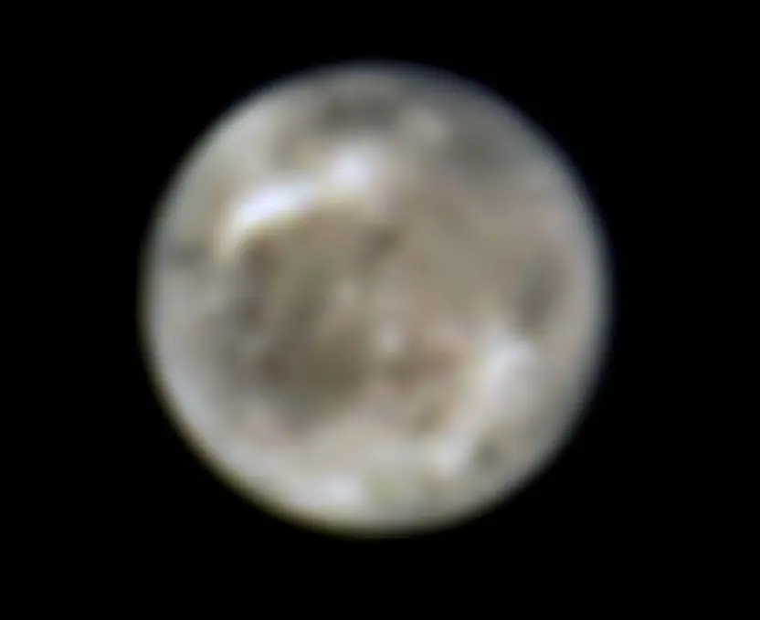 Esta imagen presenta la luna de J&uacute;piter, Gan&iacute;medes, vista por el Telescopio Espacial Hubble de la NASA en 1996.
