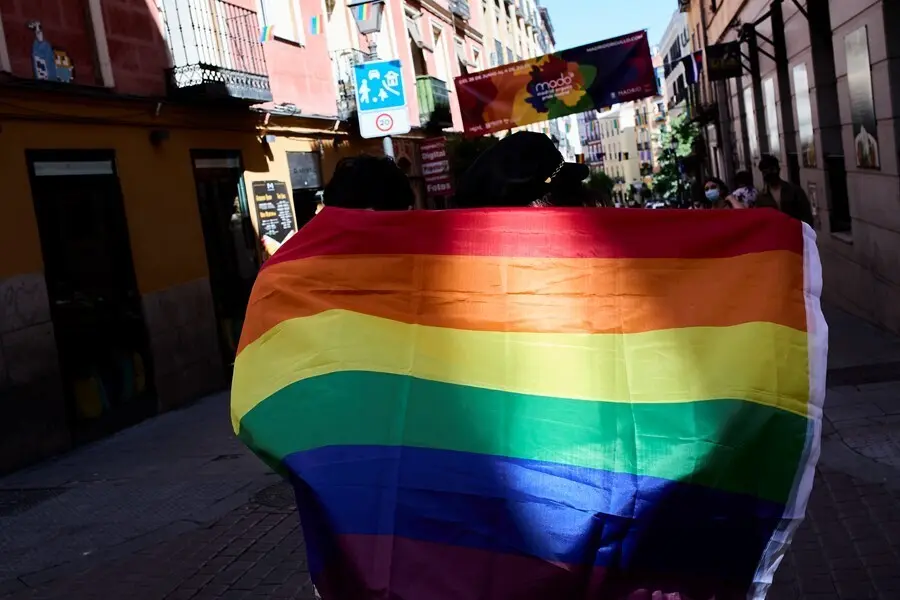 Bandera LGTBI en el barrio de Chueca durante la celebraci&oacute;n del D&iacute;a Internacional del Orgullo LGTBI.