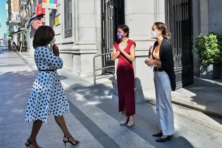 La ministra de Igualdad Irene Montero recibe a su hom&oacute;loga francesa