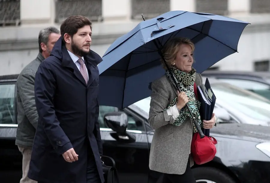 Archivo - La expresidenta de la Comunidad de Madrid Esperanza Aguirre se dirige a la Audiencia Nacional de Madrid, donde testificar&aacute; en relaci&oacute;n a la presunta 'caja B' del PP regional, en Madrid (Espa&ntilde;a), a 18 de octubre de 2019.