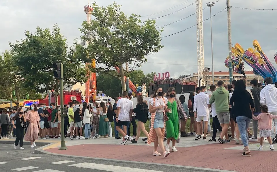 Largas colas se formaban ayer a la entrada del recinto ferial de Santander para disfrutar de las atracciones. / HARDY