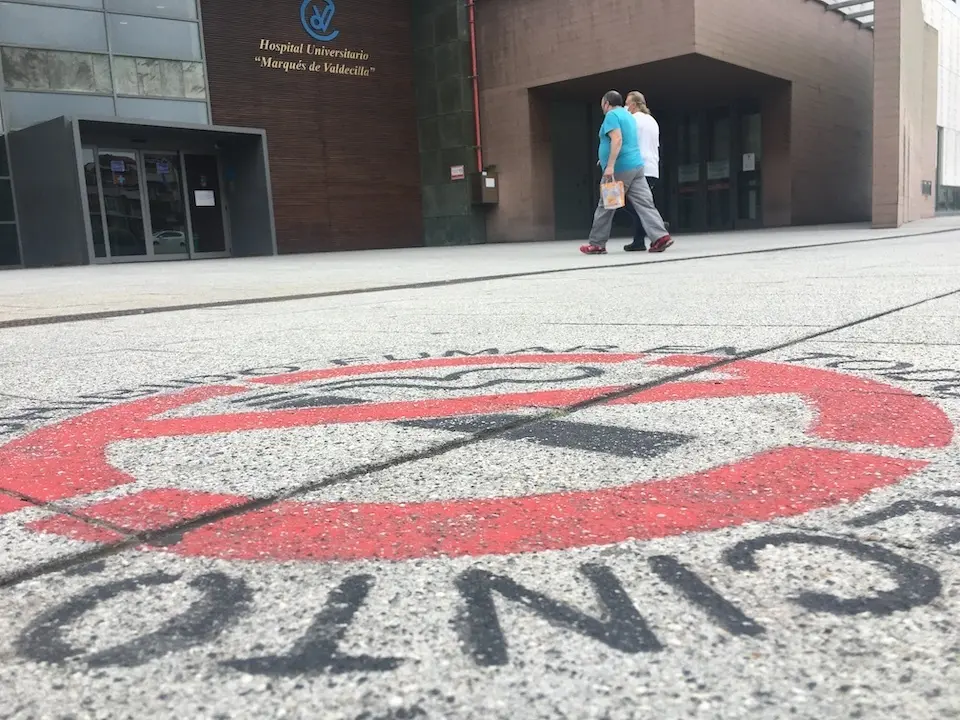 Dos personas se disponen a entrar al Hospital Marqu&eacute;s de Valdecilla. / S. D&iacute;az