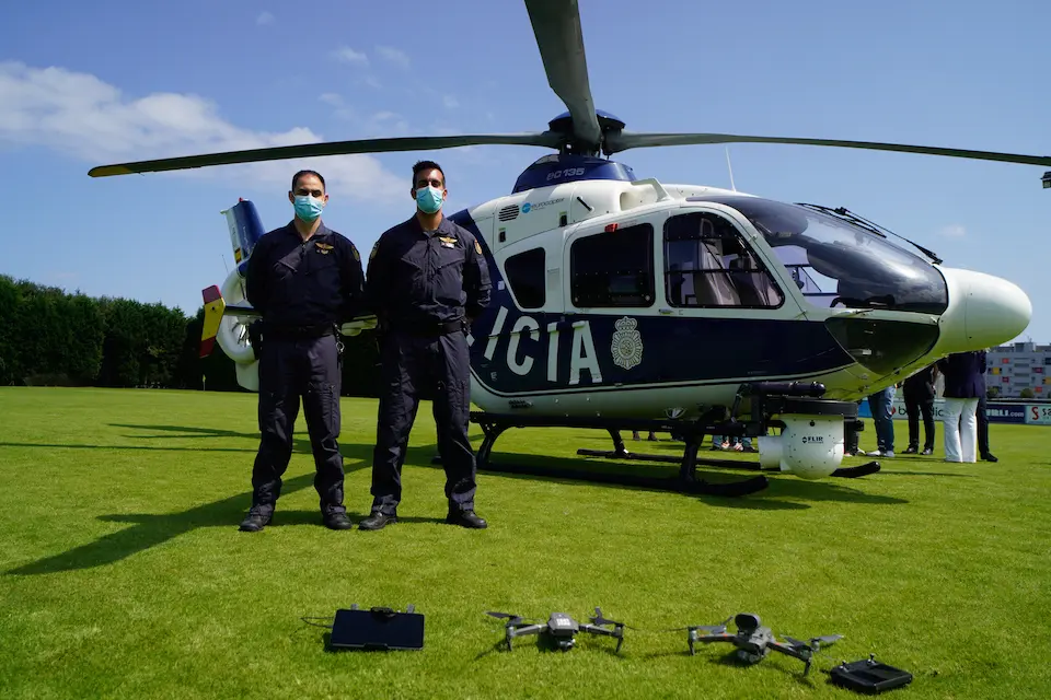 Agentes de la Polic&iacute;a junto al helic&oacute;ptero y los drones. / hardy