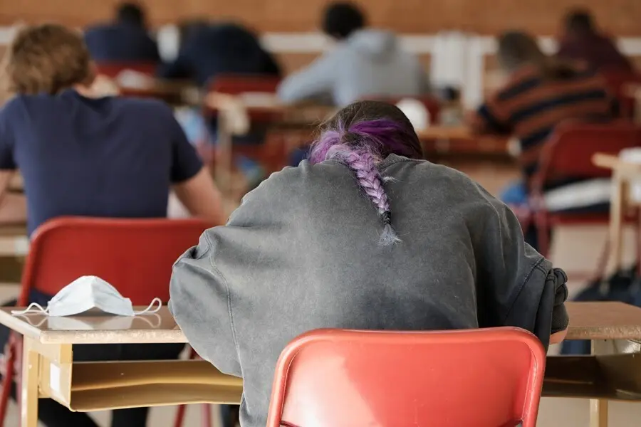 Archivo - Alumnos de Bachillerato de un colegio de Boadilla del Monte (Madrid), en los primeros ex&aacute;menes presenciales de junio de 2020 tras el par&oacute;n por el coronavirus